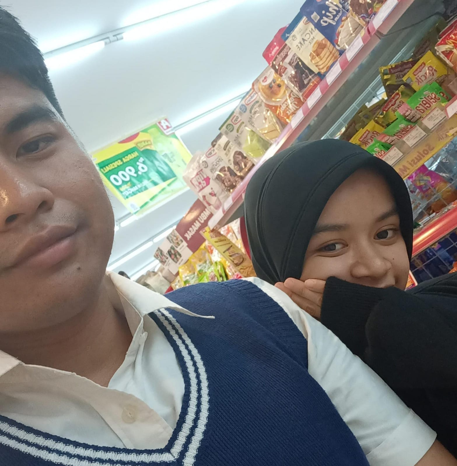 Beli air sekalian makan eskrim